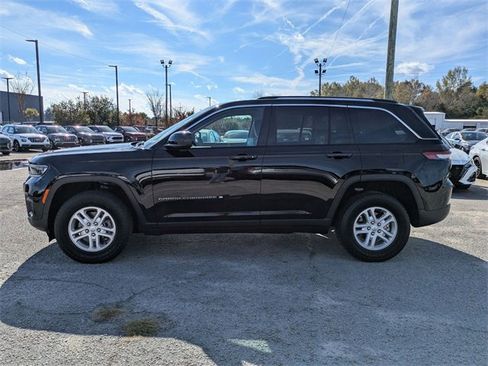 Used 2023 Jeep Grand Cherokee Laredo image 6