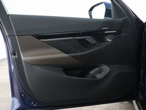 Used 2025 BMW 530i xDrive w/ Premium Package image 8