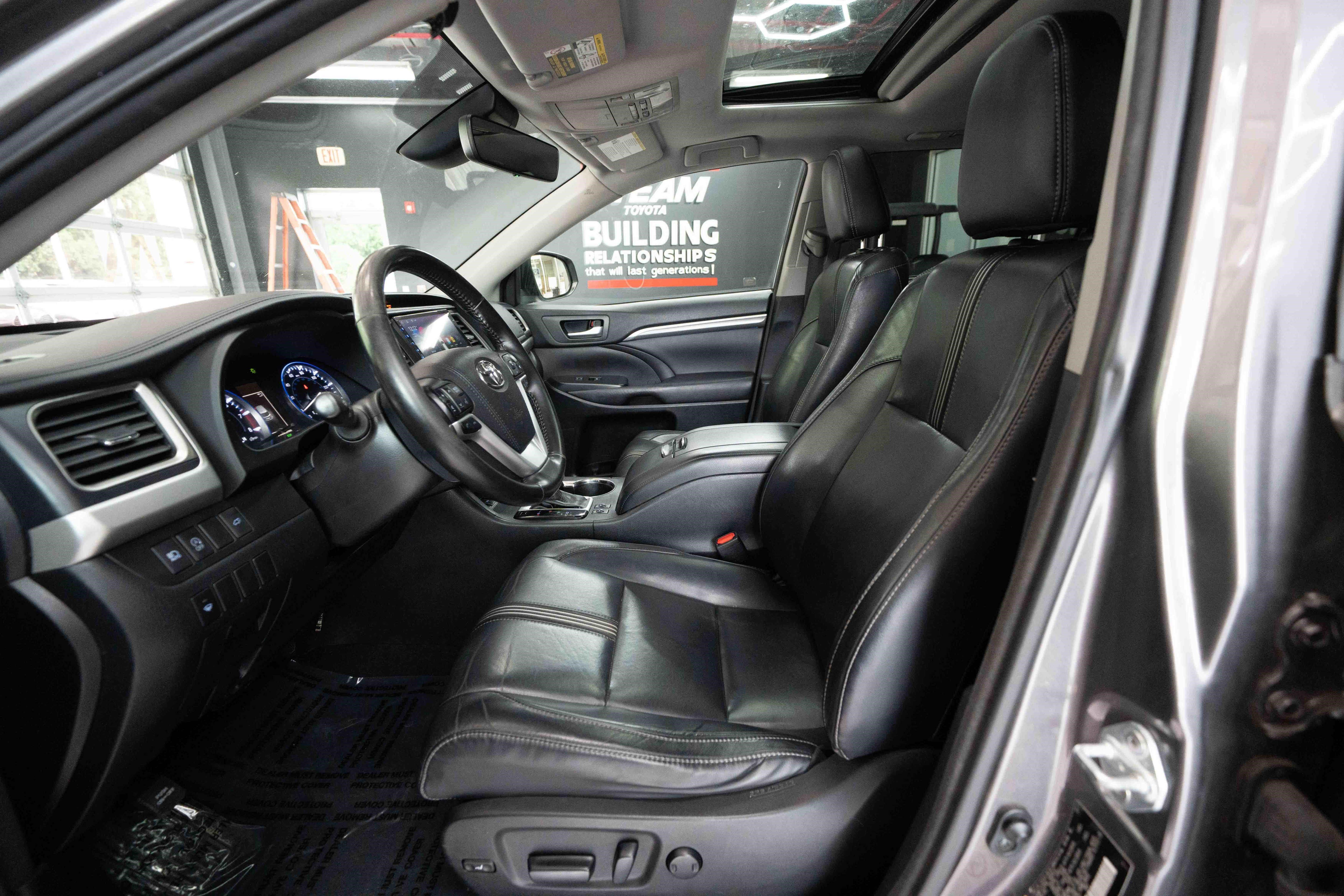 Used 2017 Toyota Highlander SE AWD/4WD image 9