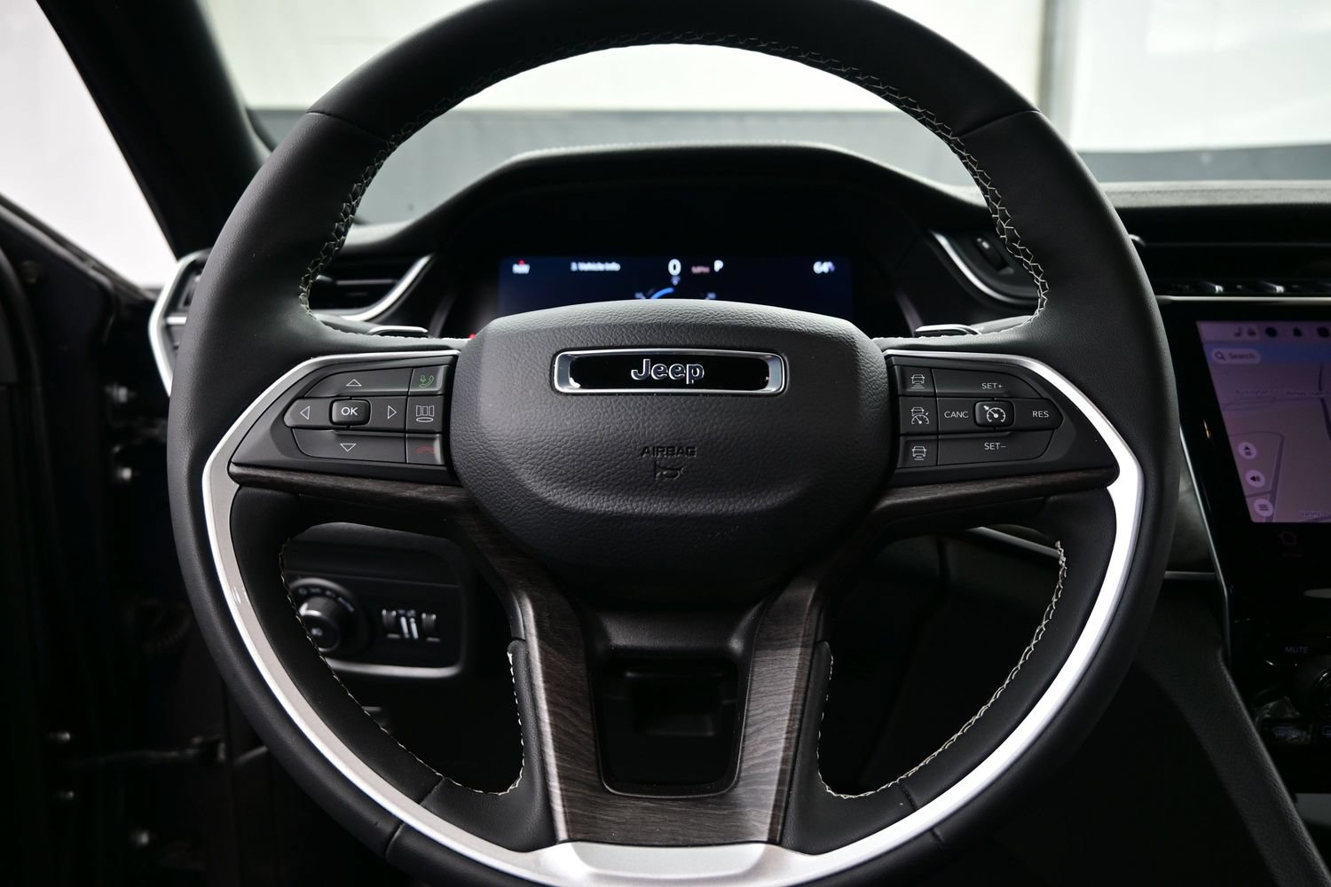 Used 2024 Jeep Grand Cherokee L Limited w/ Black Appearance Package AWD/4WD image 25