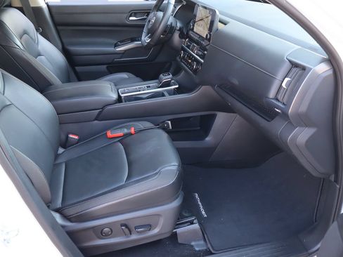 Used 2024 Nissan Pathfinder SL FWD image 17