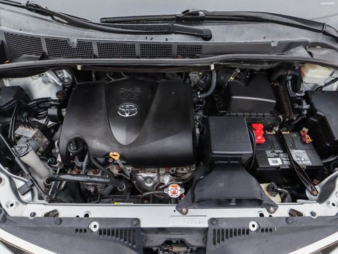 Used 2019 Toyota Sienna LE image 18