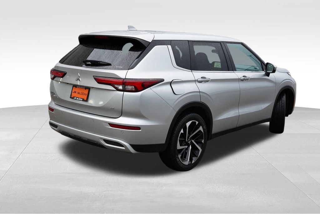 Used 2024 Mitsubishi Outlander SE AWD/4WD image 5