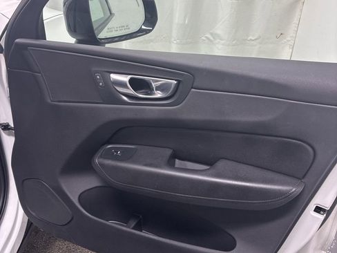 Used 2025 Volvo XC60 B5 Plus image 32