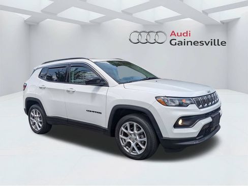Used 2022 Jeep Compass Latitude w/ Sun and Sound Group AWD/4WD image 2