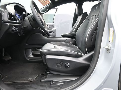 Used 2023 Chrysler Pacifica Limited w/ S Appearance Package image 10