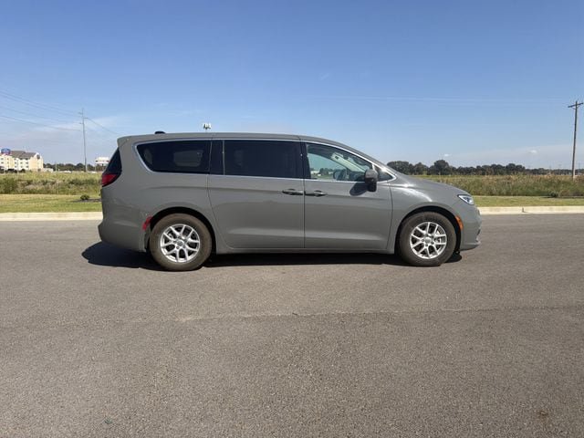 Used 2023 Chrysler Pacifica Touring-L FWD image 6