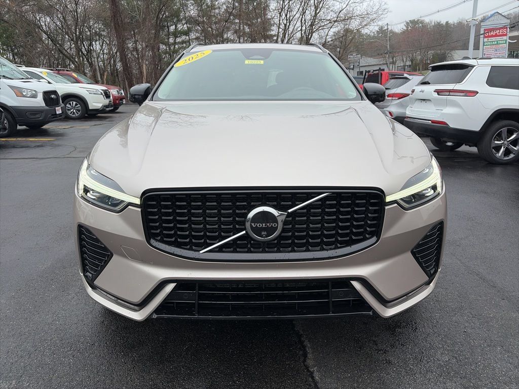 Used 2025 Volvo XC60 B5 Plus AWD/4WD image 2