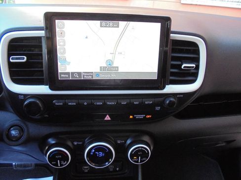 Used 2024 Hyundai Venue Limited FWD image 15