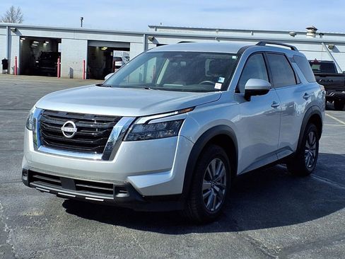 Used 2025 Nissan Pathfinder SV AWD/4WD image 2
