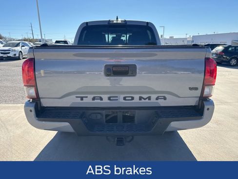 Used 2019 Toyota Tacoma TRD Sport image 7