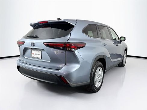 Used 2024 Toyota Highlander LE image 11
