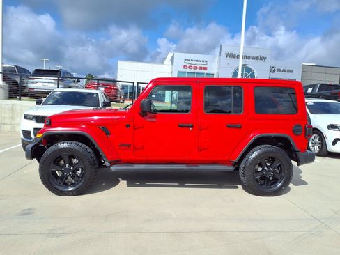 Used 2022 Jeep Wrangler Unlimited Sahara AWD/4WD image 8