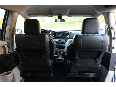 Used 2018 Chrysler Pacifica Touring-L image 20