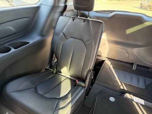 New 2026 Chrysler Pacifica Select image 16