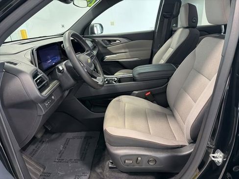 Used 2025 Chevrolet Traverse LT FWD image 8