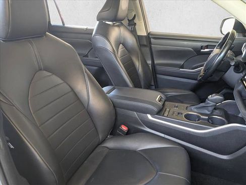 Used 2020 Toyota Highlander XLE FWD image 22