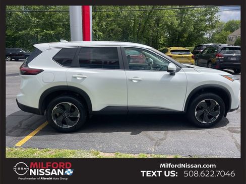 Certified 2024 Nissan Rogue SV FWD image 6