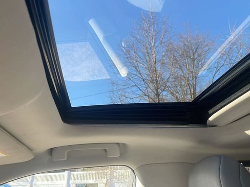 Used 2021 Toyota Highlander XLE image 18