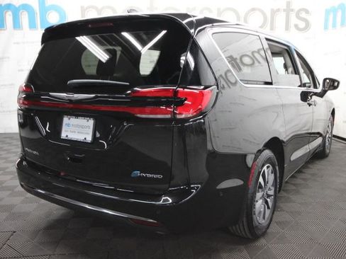 Used 2023 Chrysler Pacifica Touring-L image 7