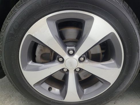 Used 2019 Jeep Cherokee Limited FWD image 31