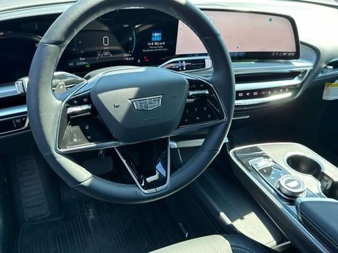 Certified 2024 Cadillac Lyriq Luxury AWD/4WD image 7