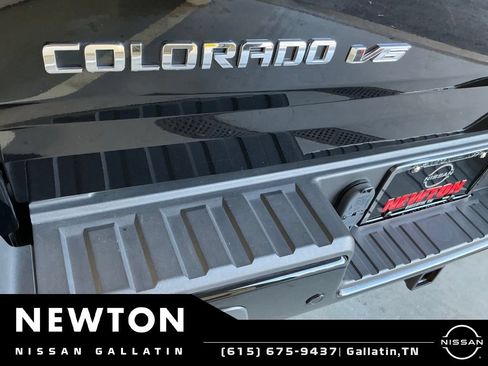 Used 2020 Chevrolet Colorado Z71 w/ Z71 Midnight Edition AWD/4WD image 10