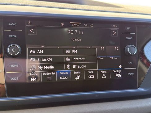 Certified 2022 Volkswagen Taos SE image 11