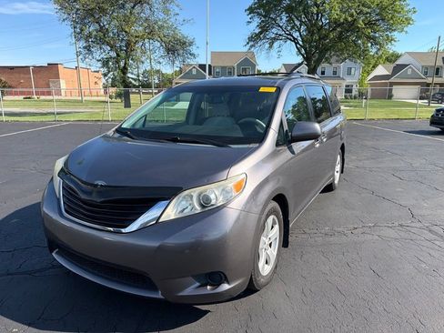 Used 2011 Toyota Sienna LE FWD image 2