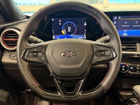 Used 2025 Chevrolet Trax RS w/ Sunroof Package FWD image 17
