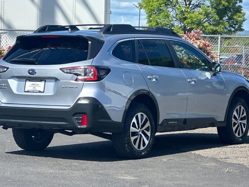 Used 2022 Subaru Outback Premium image 4