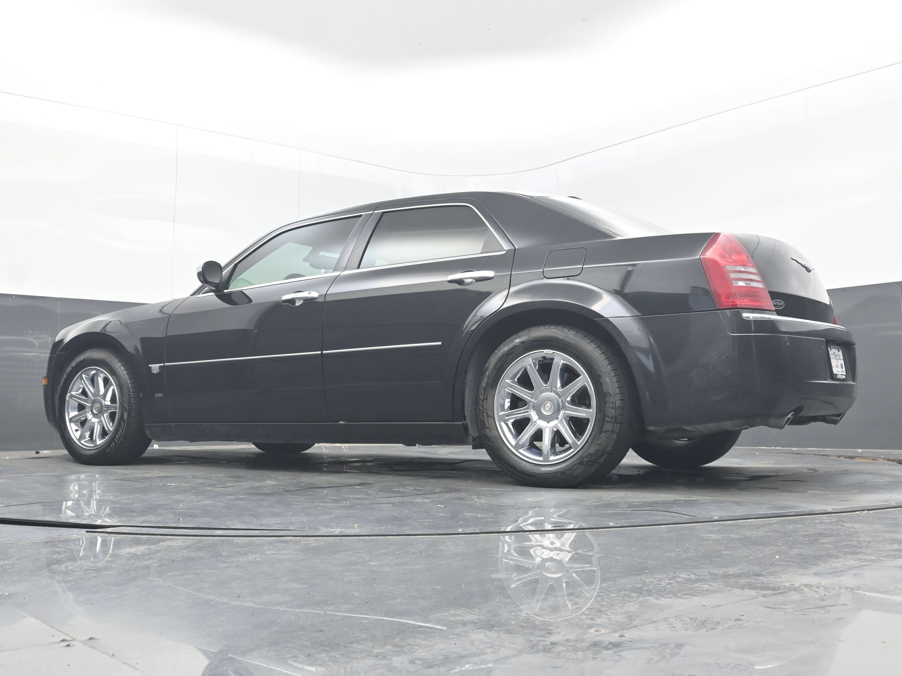 Used 2005 Chrysler 300 C w/ Navigation & Sound Group II RWD image 27