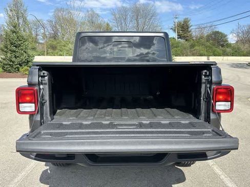 Used 2025 Jeep Gladiator Sport AWD/4WD image 24