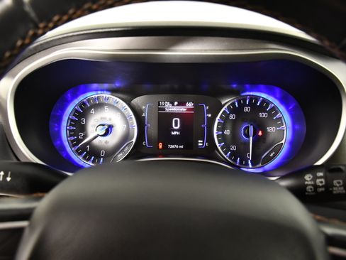 Used 2020 Chrysler Pacifica Touring-L FWD image 18