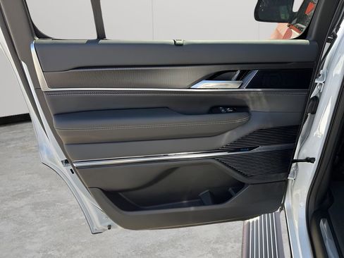 New 2026 Jeep Grand Wagoneer Summit image 17