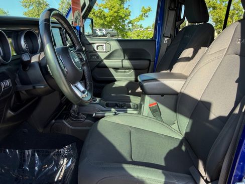 Used 2018 Jeep Wrangler Unlimited Sahara AWD/4WD image 17