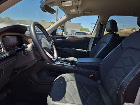 Used 2025 Volkswagen Atlas SE image 23