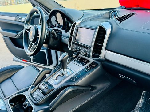 Used 2015 Porsche Cayenne Turbo image 26