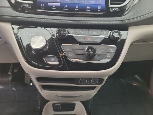 Used 2023 Chrysler Pacifica Touring-L image 25