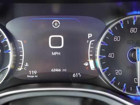 Certified 2025 Chrysler Pacifica Limited FWD image 8