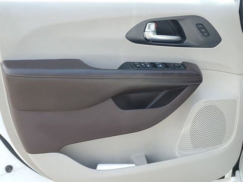 Used 2020 Chrysler Pacifica Touring-L FWD image 24