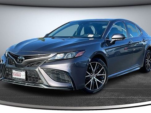 Used 2022 Toyota Camry SE image 3