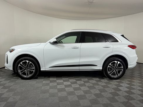 Used 2025 Audi Q5 Premium w/ Convenience Package image 2