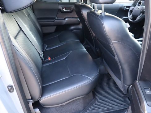 Used 2020 Toyota Tacoma TRD Sport w/ TRD Premium Sport Package AWD/4WD image 17