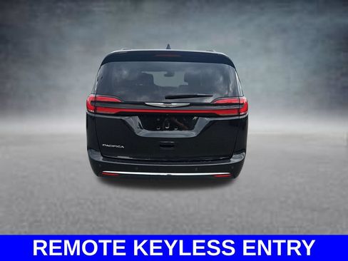Used 2022 Chrysler Pacifica Touring-L FWD image 6