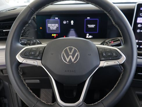 Certified 2025 Volkswagen Tiguan SE FWD image 11