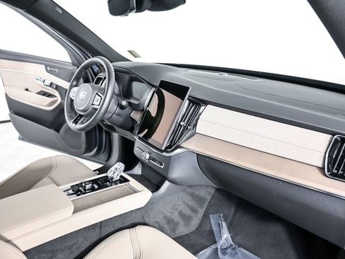 Certified 2025 Volvo XC90 B5 Core w/ Climate Package AWD/4WD image 25