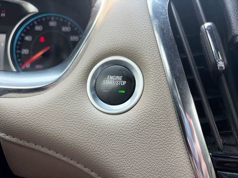 Used 2023 Chevrolet Traverse LT FWD image 27