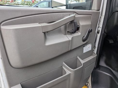 Used 2017 Chevrolet Express 3500 image 9