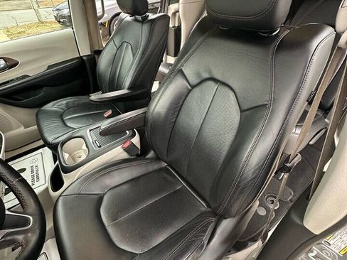 Used 2018 Chrysler Pacifica Touring-L Plus image 15